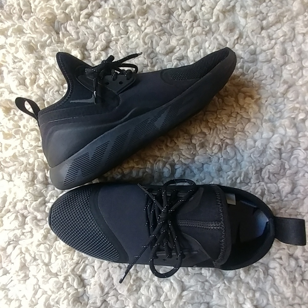 Nike LunarCharge Essential Running Shoes